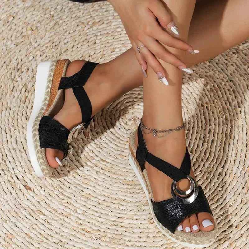 Calista – Keilsandalen mit Flechtdetail und Zierschnalle