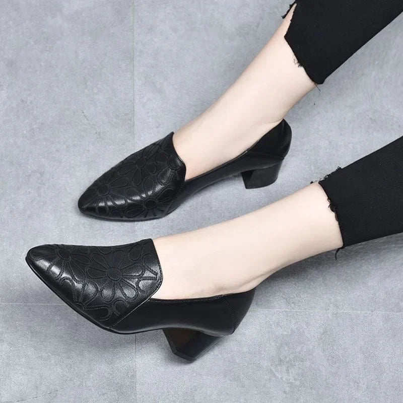 Minhora – Pumps Mit Blockabsatz Und Lederstickerei