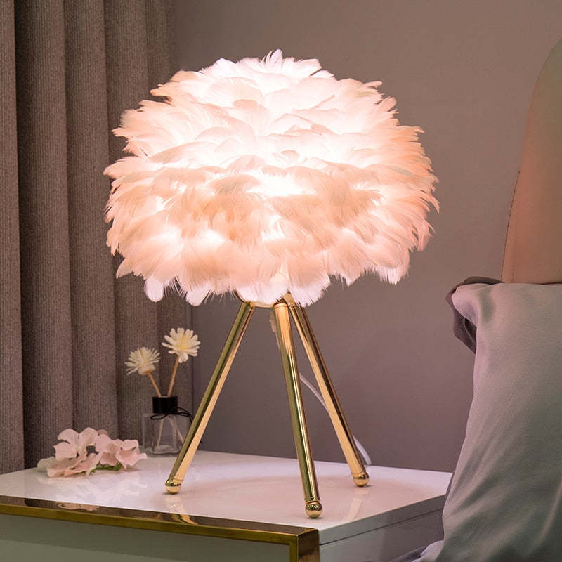 Designer Tischlampe mit Federschirm – Goldenes Stativ & Weiches Stimmungslicht