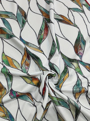 Heidi-Mode | Sommerkleid mit Blättermuster Enganliegendes Midi-Kleid mit V-Ausschnitt