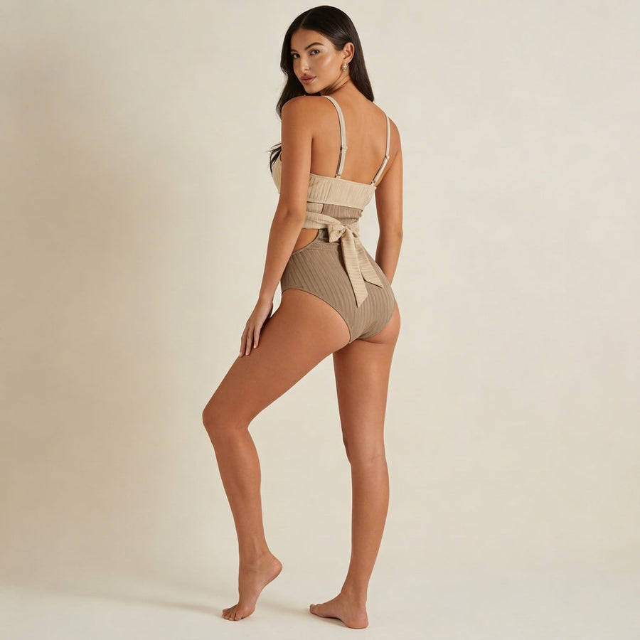 Damen-Badeanzug mit Rippenstruktur, Cut-Out-Details und Wickel-Taille