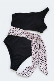 Damen-Bikini-Set mit Ein-Schulter-Oberteil und hoch geschnittener Hose mit Schleifendetail