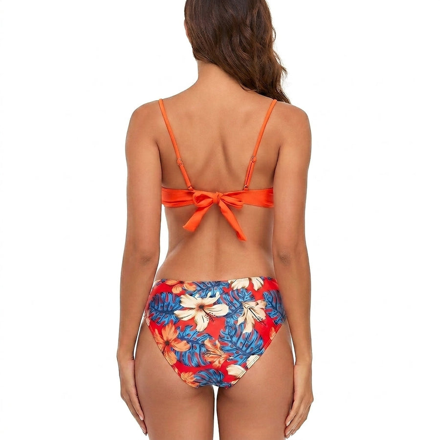 Damen Bikini Set mit floralem Überwurf und V förmigem Metallelement