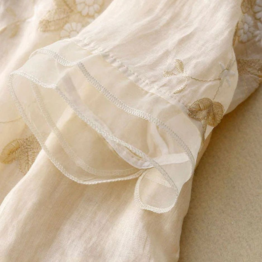 Damen Bluse mit Knopfleiste, Rundhalsausschnitt und floraler Struktur