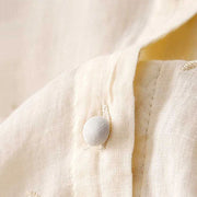 Damen Bluse mit Knopfleiste, Rundhalsausschnitt und floraler Struktur