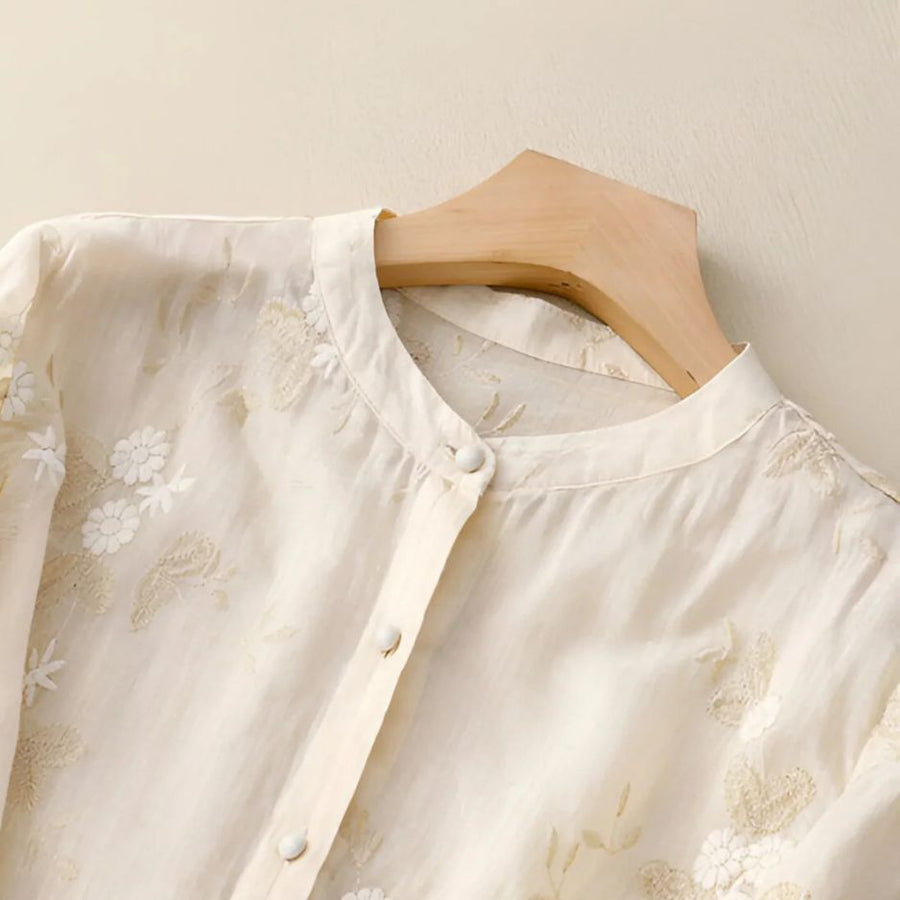 Damen Bluse mit Knopfleiste, Rundhalsausschnitt und floraler Struktur