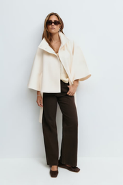 Damen Capejacke mit Stehkragen und Bindegürtel