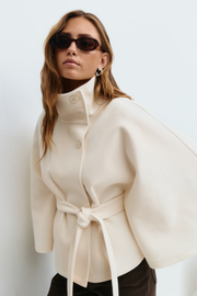 Damen Capejacke mit Stehkragen und Bindegürtel
