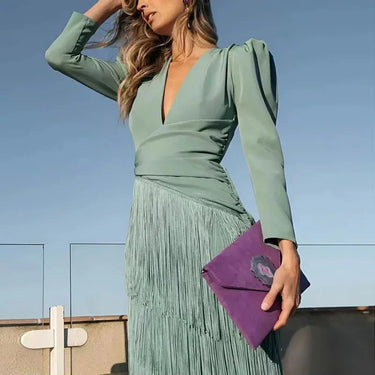 Damen langes Kleid mit V-Ausschnitt und Fransenrock