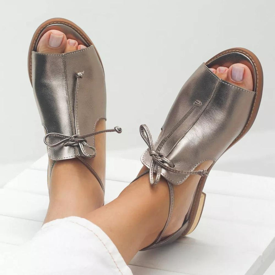 Frieda | Damen Leder Sandalen mit Riemen Metallic Schleife Offen
