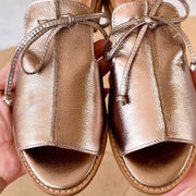 Frieda | Damen Leder Sandalen mit Riemen Metallic Schleife Offen
