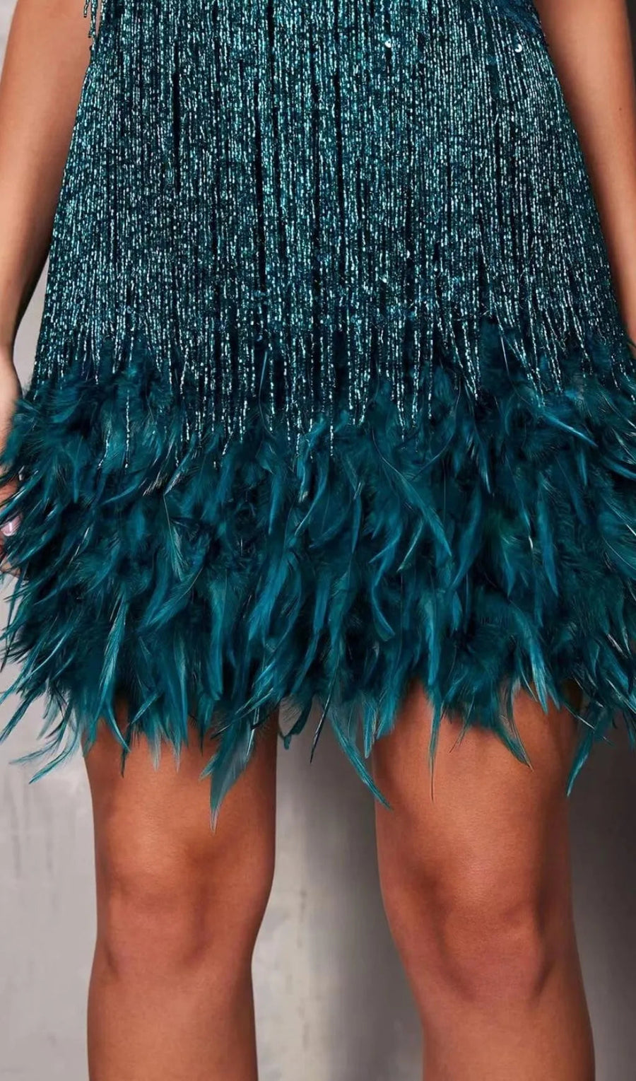 Damen Minikleid mit Spaghettiträgern, Fransenlagen und Federbesatz am Saum