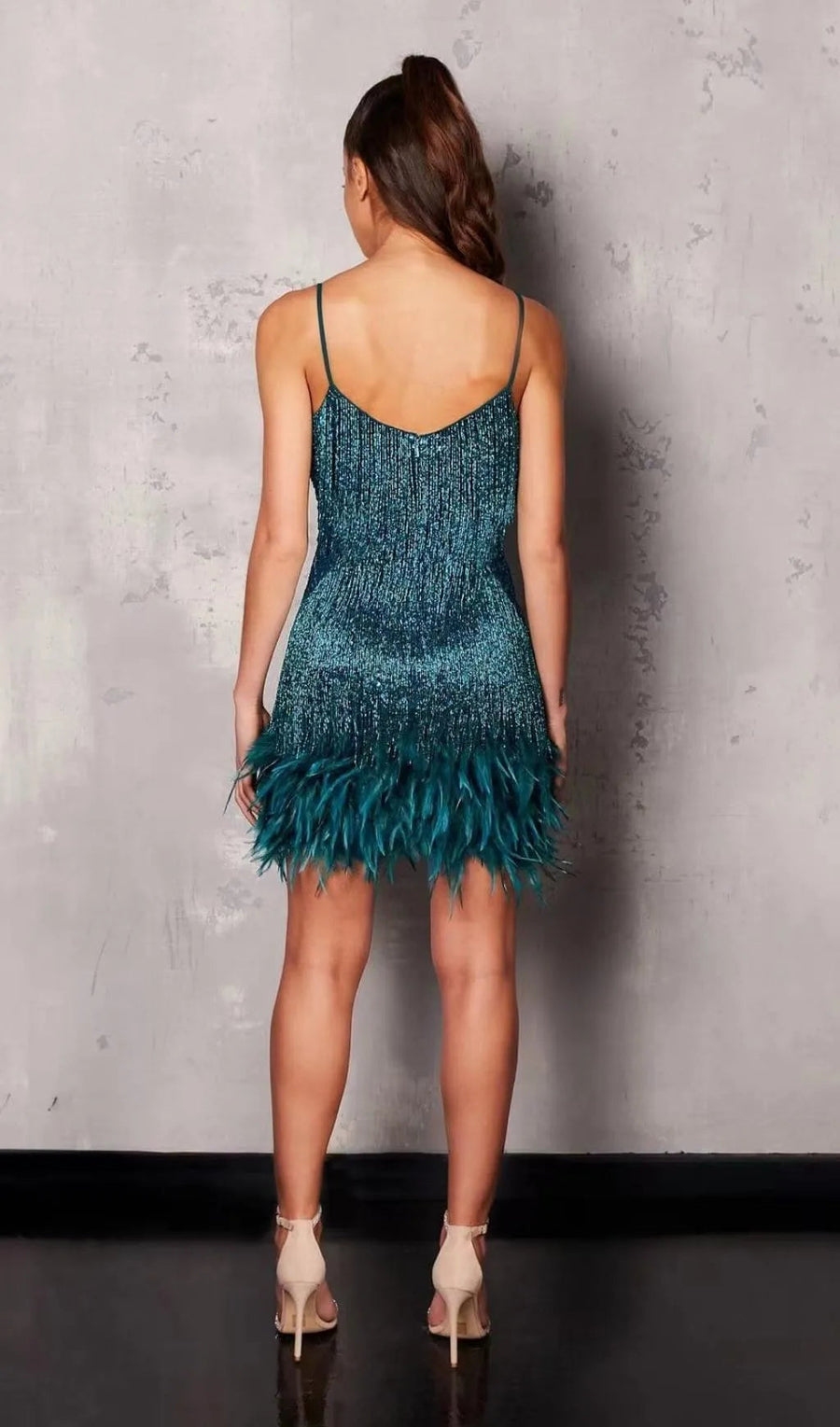 Damen Minikleid mit Spaghettiträgern, Fransenlagen und Federbesatz am Saum
