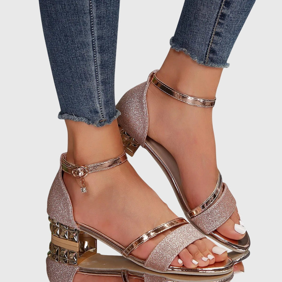 Damen Offene Wedge-Sandalen mit Knöchelriemen und Metallischen Details