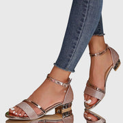 Damen Offene Wedge-Sandalen mit Knöchelriemen und Metallischen Details