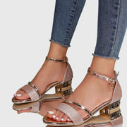 Damen Offene Wedge-Sandalen mit Knöchelriemen und Metallischen Details