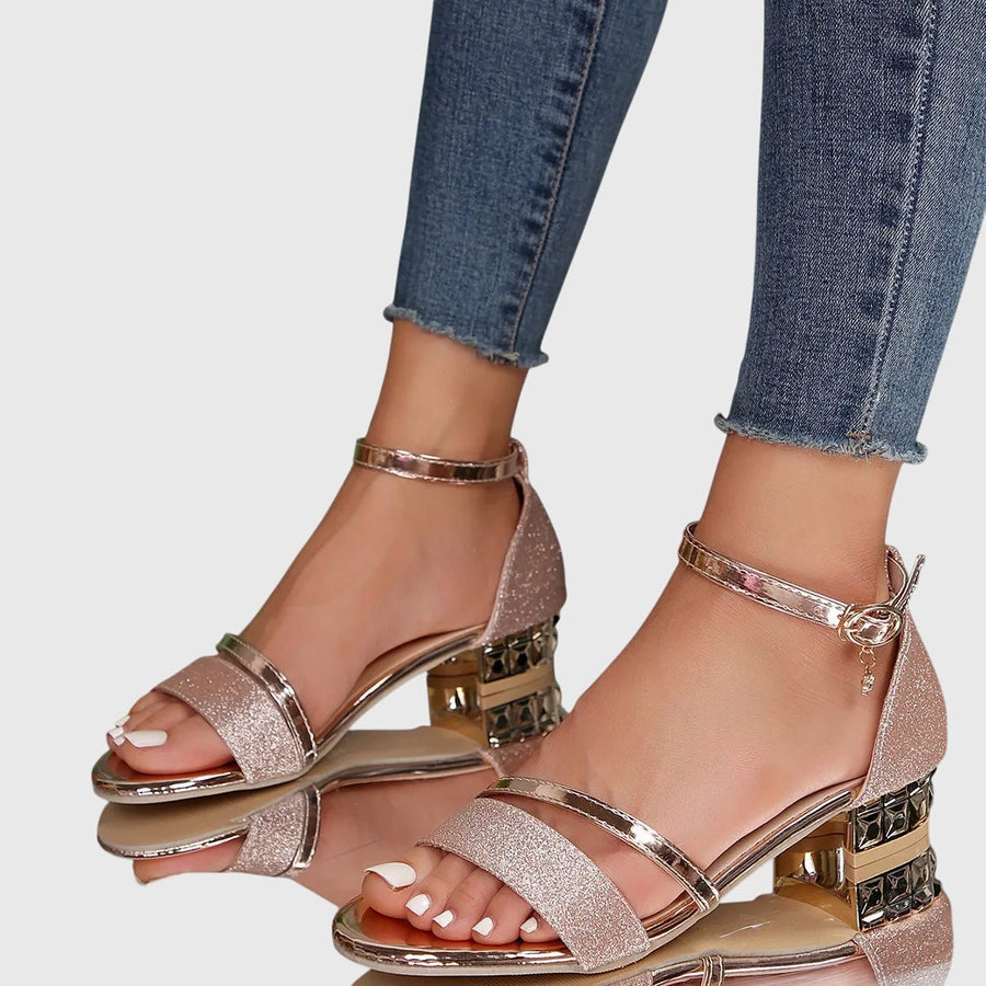 Damen Offene Wedge-Sandalen mit Knöchelriemen und Metallischen Details