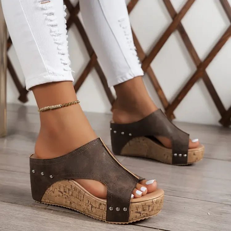 Sophie | Damen Orthopädische Keilabsatz Sandalen mit Nietendetails