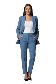 Damen-Outfit mit strukturierter Jacke und schmal geschnittener Hose