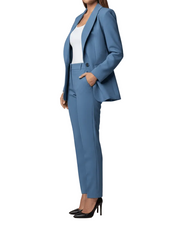 Damen-Outfit mit strukturierter Jacke und schmal geschnittener Hose