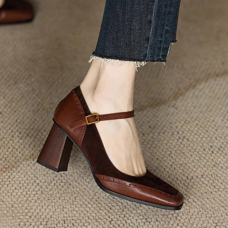 Damen Pumps mit eckiger Spitze und Riemenverschluss