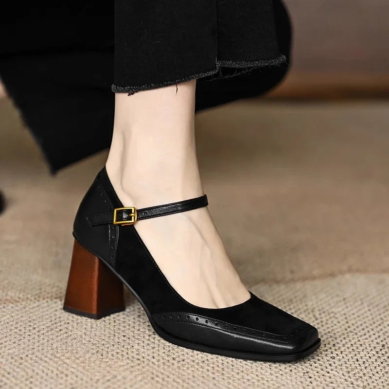 Damen Pumps mit eckiger Spitze und Riemenverschluss
