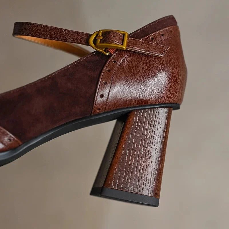 Damen Pumps mit eckiger Spitze und Riemenverschluss