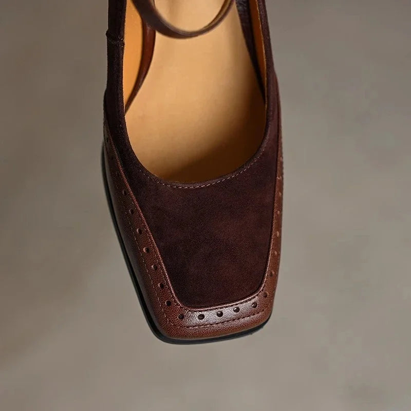 Damen Pumps mit eckiger Spitze und Riemenverschluss