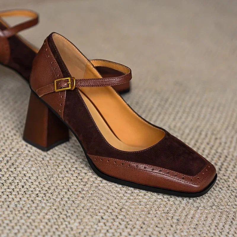 Damen Pumps mit eckiger Spitze und Riemenverschluss