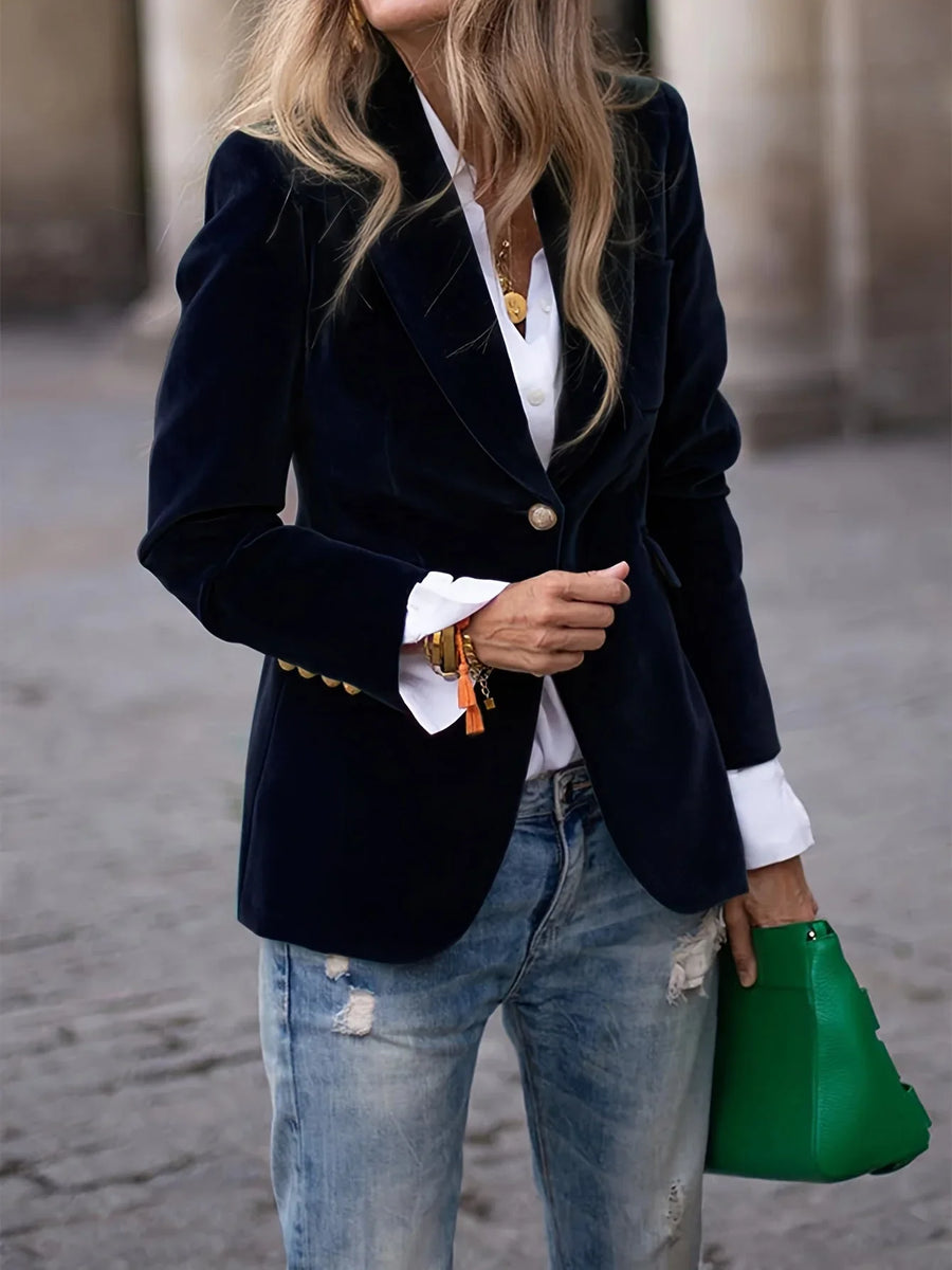 Damen Samtblazer mit Goldknopfdetails und modischem Schnitt