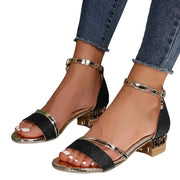 Damen-Sandalen mit strukturiertem Blockabsatz und Knöchelriemen