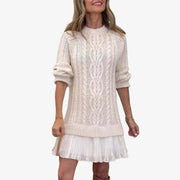 Damenstrickkleid mit Zopfmuster und plissiertem Minirock