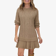 Damenstrickkleid mit Zopfmuster und plissiertem Minirock