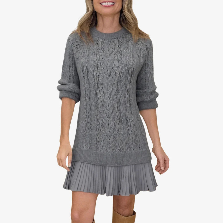 Damenstrickkleid mit Zopfmuster und plissiertem Minirock