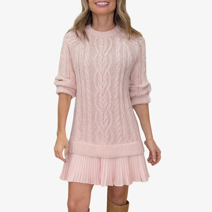 Damenstrickkleid mit Zopfmuster und plissiertem Minirock