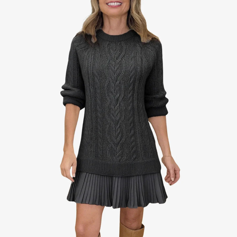 Damenstrickkleid mit Zopfmuster und plissiertem Minirock