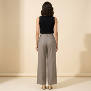 Damenhose mit hohem Bund, weitem Bein, Frontfalten und Seitentaschen
