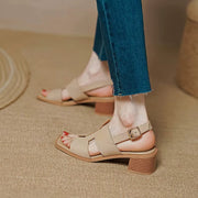 Damen-Sandalen aus Kunstleder mit durchbrochenem Muster und mittlerem Absatz - Lucía
