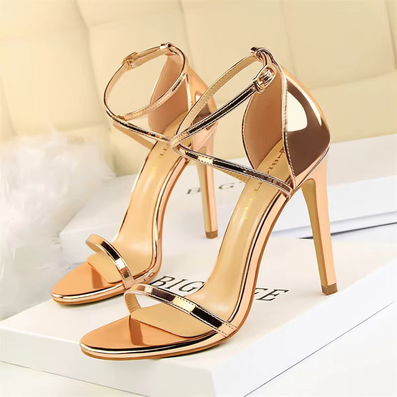 Glänzende Crossover-Sandalen mit Absatz für Damen - Miranda