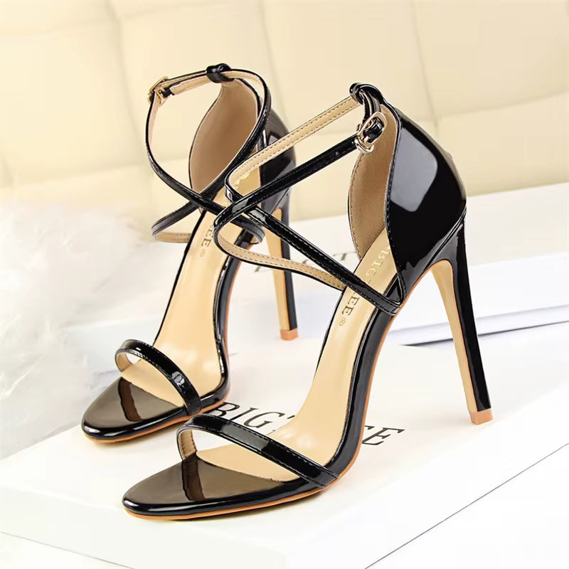 Glänzende Crossover-Sandalen mit Absatz für Damen - Miranda