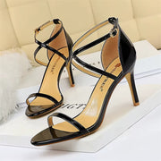 Glänzende Crossover-Sandalen mit Absatz für Damen - Miranda