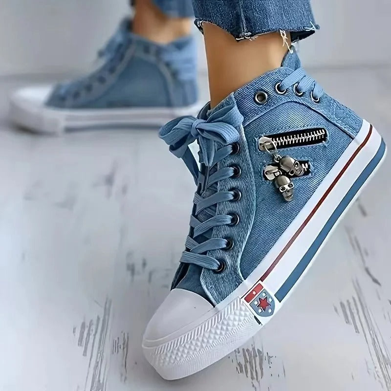 Stylische Herbst-Sneaker für Anna mit Totenkopf-Details und ultimativen Komfort