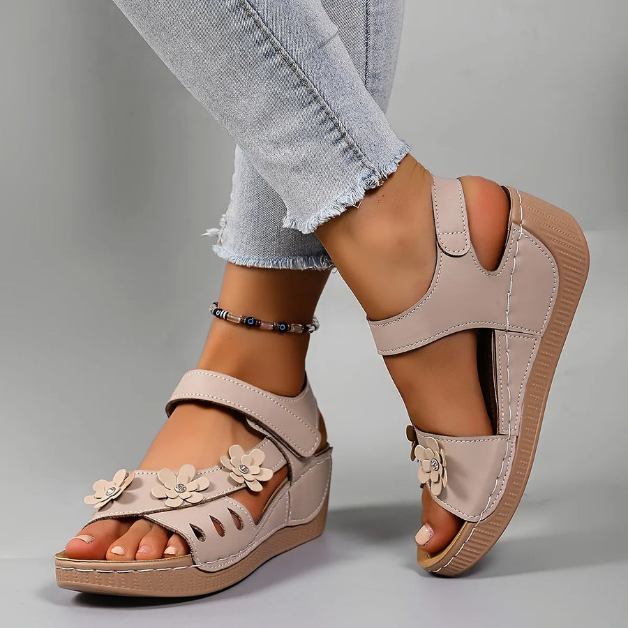 Ambella | Bequeme Blumensandalen mit Keilabsatz