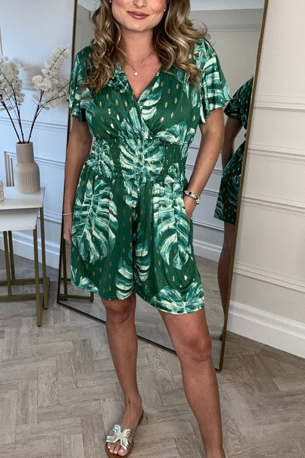 Kurzes Sommerkleid mit tropischem Print & Smoktaille – Luftig & Casual