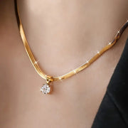 Elegante Halskette mit Strass-Anhänger in Gold