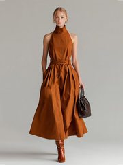 Neckholder-Kleid in Rostrot mit Bindegürtel