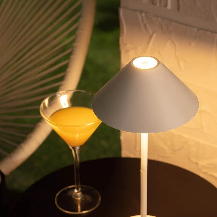 Moderne LED-Tischlampe – Stilvolles, kabelloses Design für Zuhause und Gastronomie