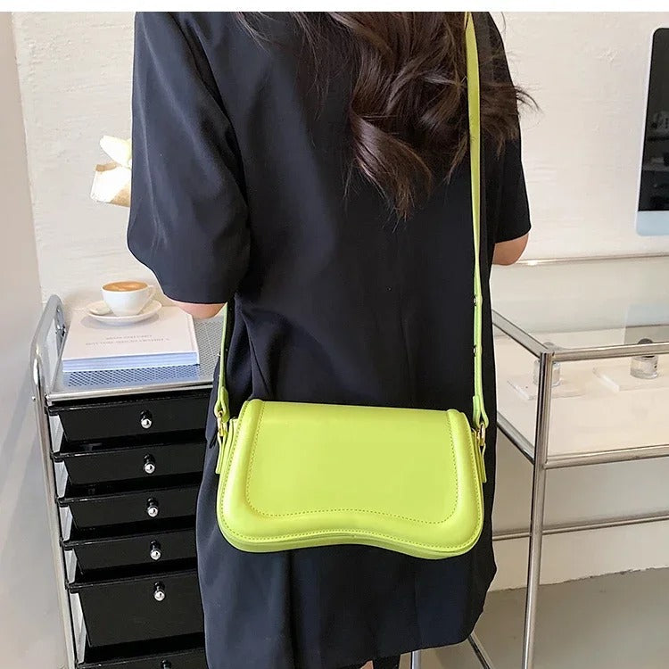 Amal - Handtasche mit gewellter Klappe