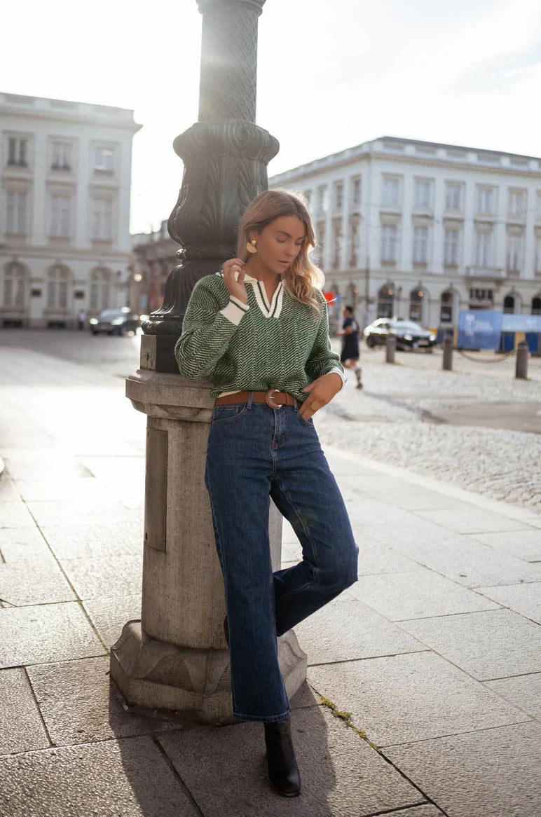 EMILIA™ | Der grüne V-Ausschnitt-Pullover