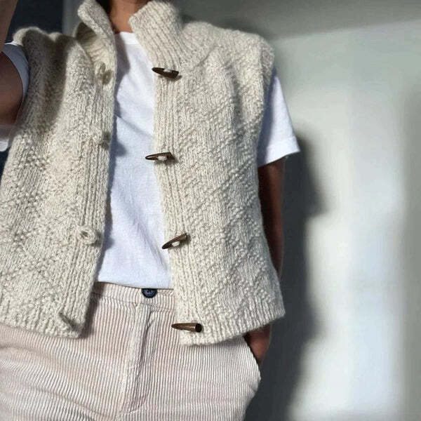 Handgestrickte Damen-Weste mit Holzknöpfen – Kuscheliger, ärmelloser Cardigan in Beige